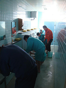 日浦中学校のトイレ磨き