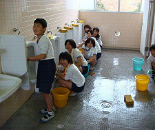 落合小学校卒業記念トイレ磨き
