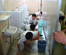 落合小学校卒業記念トイレ磨き