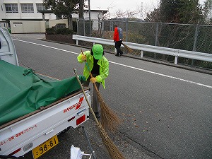 通学路清掃リポート　～美しい緑と赤のコラボ～